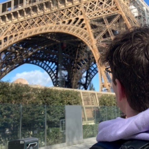 Photo de moi regardant la tour Eiffel